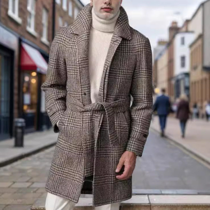 Herren eleganter Langmantel im karierten Design mit Taillengürtel und praktischen Taschen Echoarchiv