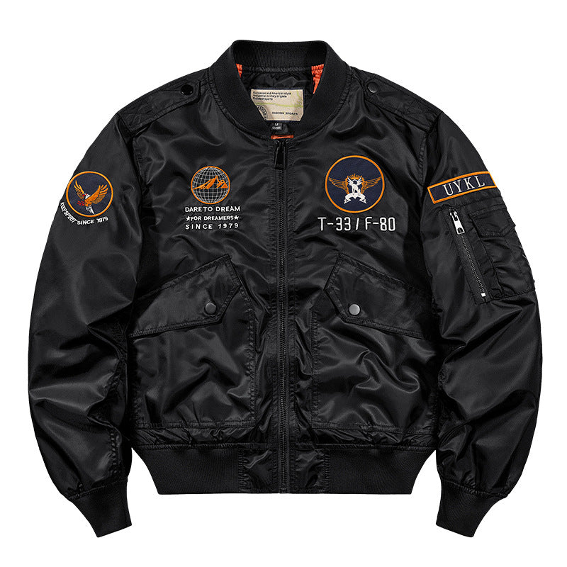 Herren  glänzende Pilotenfliegerjacke mit gestickten Missionsabzeichen und schrägen Druckknopfklappentaschen Echo Archiv