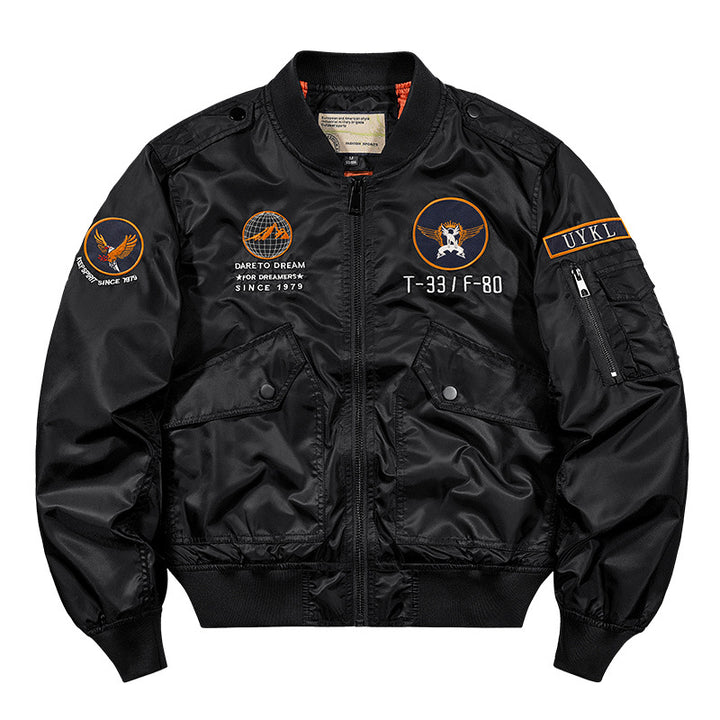Herren  glänzende Pilotenfliegerjacke mit gestickten Missionsabzeichen und schrägen Druckknopfklappentaschen Echo Archiv