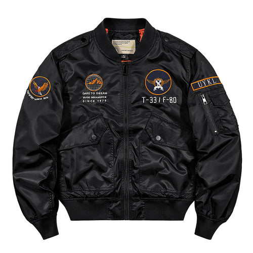 Herren  glänzende Pilotenfliegerjacke mit gestickten Missionsabzeichen und schrägen Druckknopfklappentaschen Echo Archiv