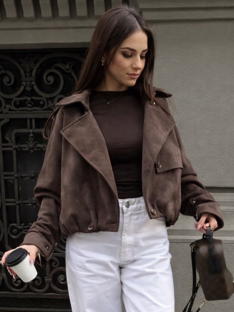 Damen Kurze Velourslederjacke im Bomberstil mit voluminösem Revers, Epauletten und taillierendem Gummisaum Echoarchiv