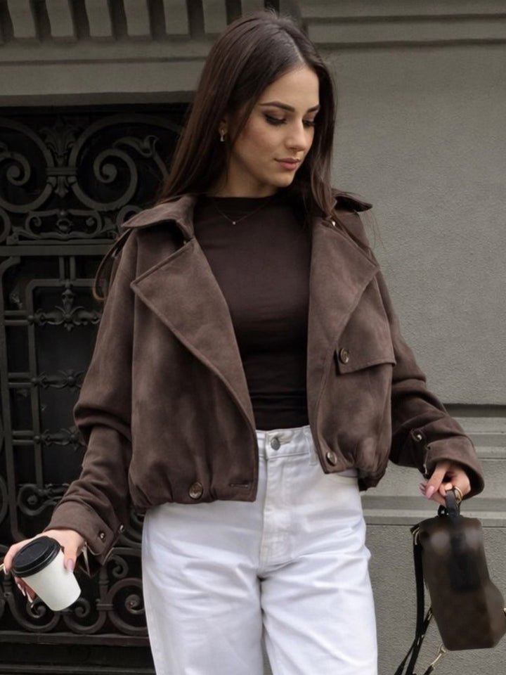 Damen Kurze Velourslederjacke im Bomberstil mit voluminösem Revers, Epauletten und taillierendem Gummisaum Echoarchiv