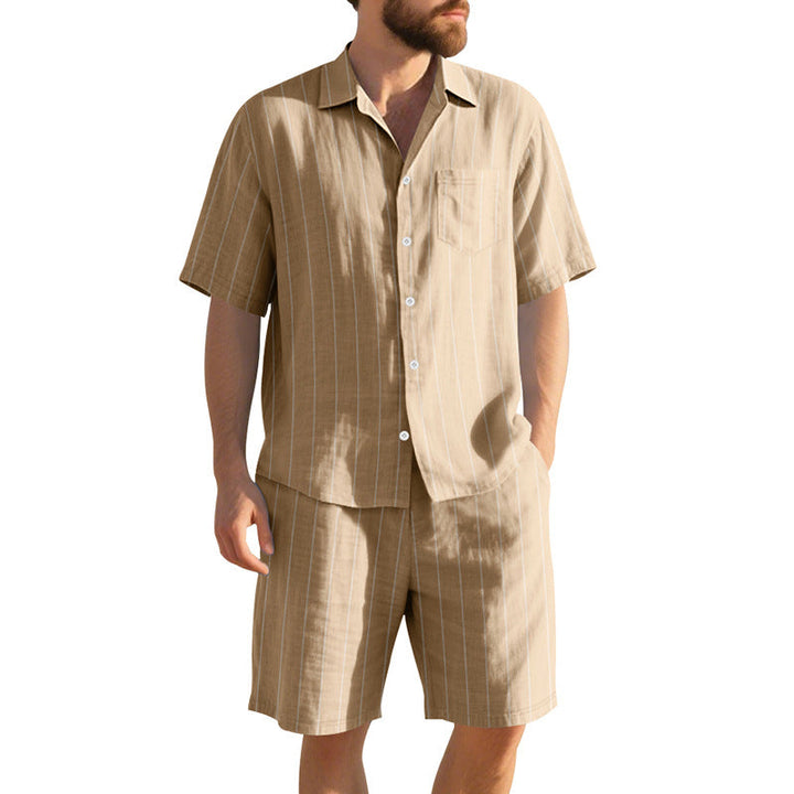 Herren Kurzarm-Pyjama-Set mit dezentem Streifenmuster und praktischer Brusttasche Echoarchiv