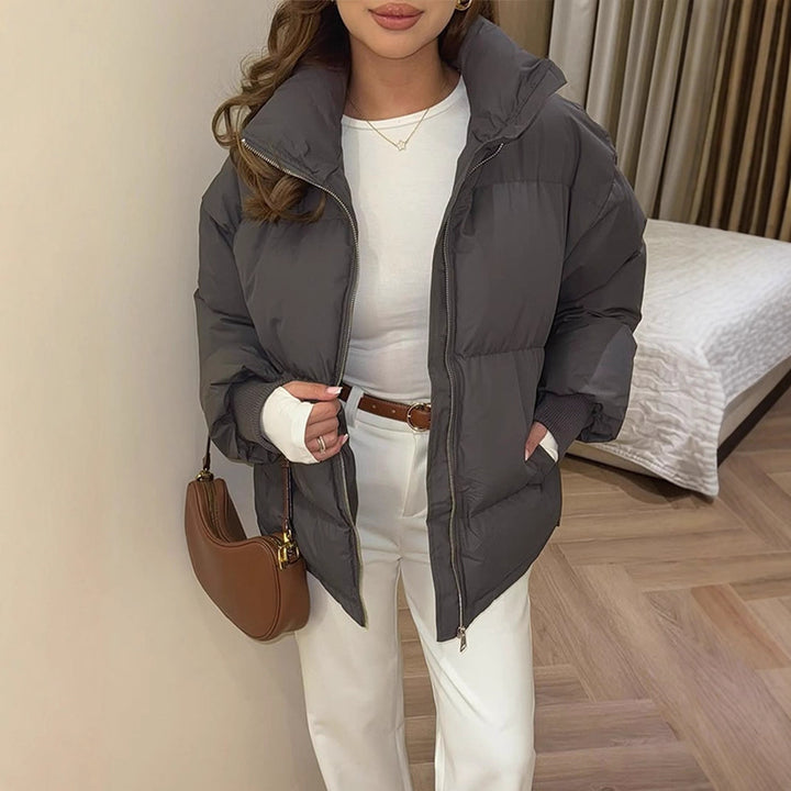 Damen Kurze taillierte Pufferjacke mit Rippbündchen und hohem Stehkragen Echoarchiv