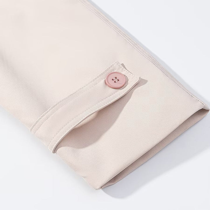 Damen Kurze zweireihige Trenchjacke mit hohem Stehkragen, Schulterklappen und Bindegürtel Echoarchiv