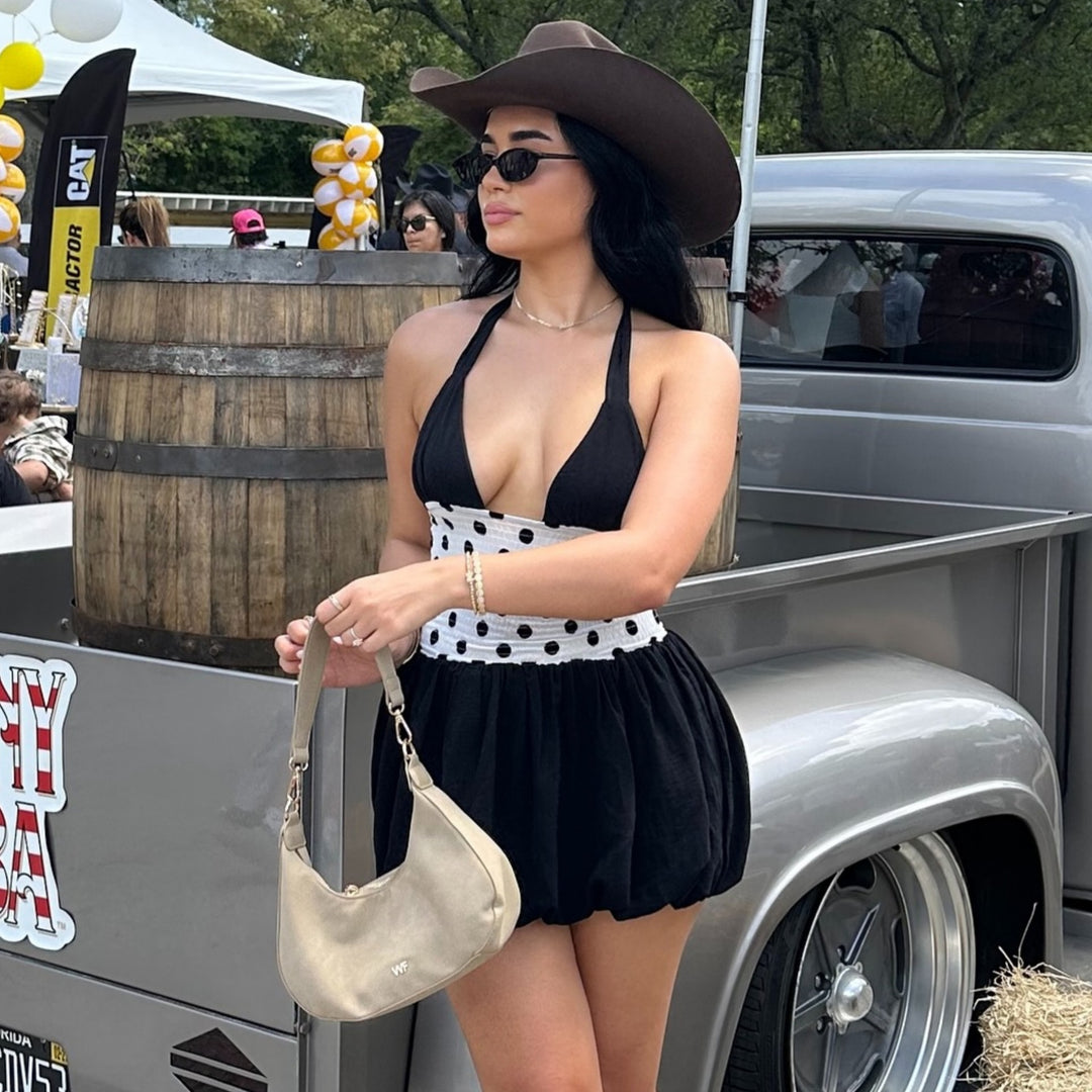 Damen modisches Sommerkleid mit tiefem V-Ausschnitt und luftiger Rockpartie Echo Archiv