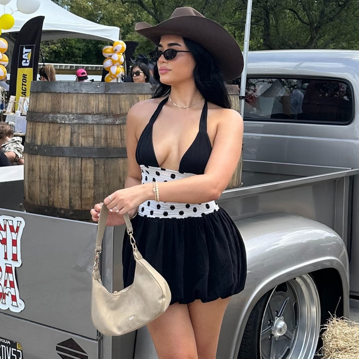 Damen modisches Sommerkleid mit tiefem V-Ausschnitt und luftiger Rockpartie Echo Archiv