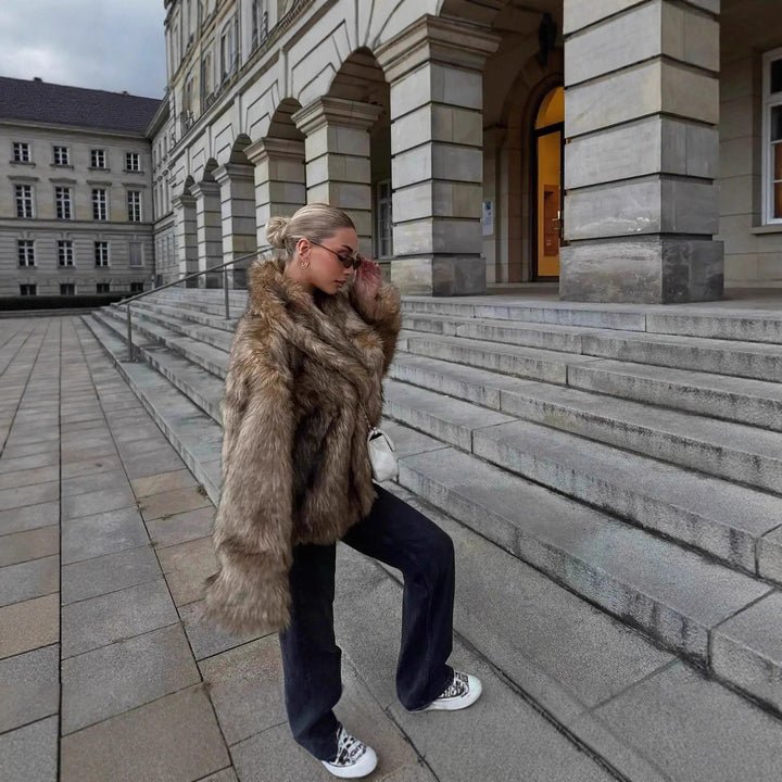 Damen Kurz geschnittene voluminöse Kunstpelzjacke mit Oversize‑Schalkragen Echo Archiv
