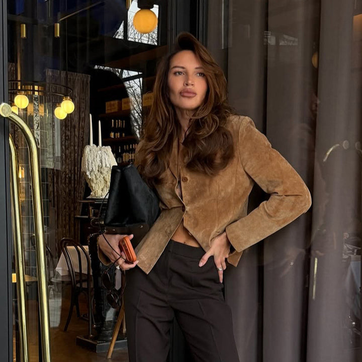 Damen Taillierter Wildleder-Blazerjacke mit Hemdkragen und minimalistischen Ziernähten Echoarchiv