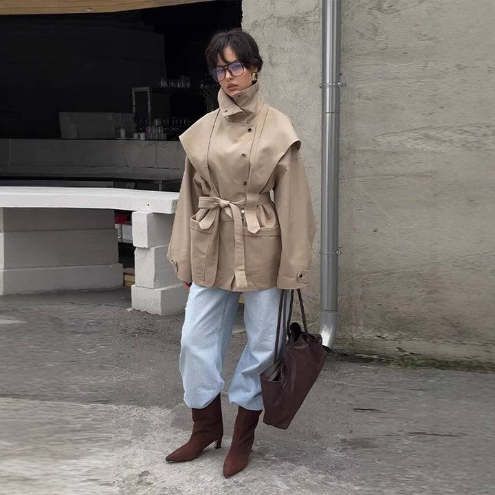 Damen Taillierte Übergangsjacke mit Stehkragen, Schultercape und Bindegürtel Echo Archiv