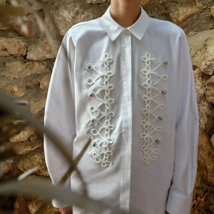 Damen Oversized-Bluse mit dekorativen Froschverschlüssen und Hemdkragen Echoarchiv