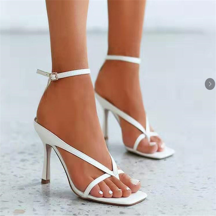 Damen nan filigrane Zehenring-Sandaletten mit quadratischer Zehenform, gekreuzten Riemen und feinem Stilettoabsatz Echo Archiv