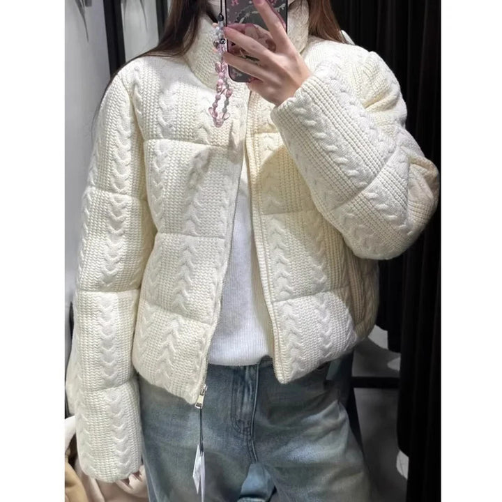 Damen gesteppte Strick‑Steppjacke mit Zopfstrick‑Optik, wattierter Thermofüllung und hohem Stehkragen – Célinea