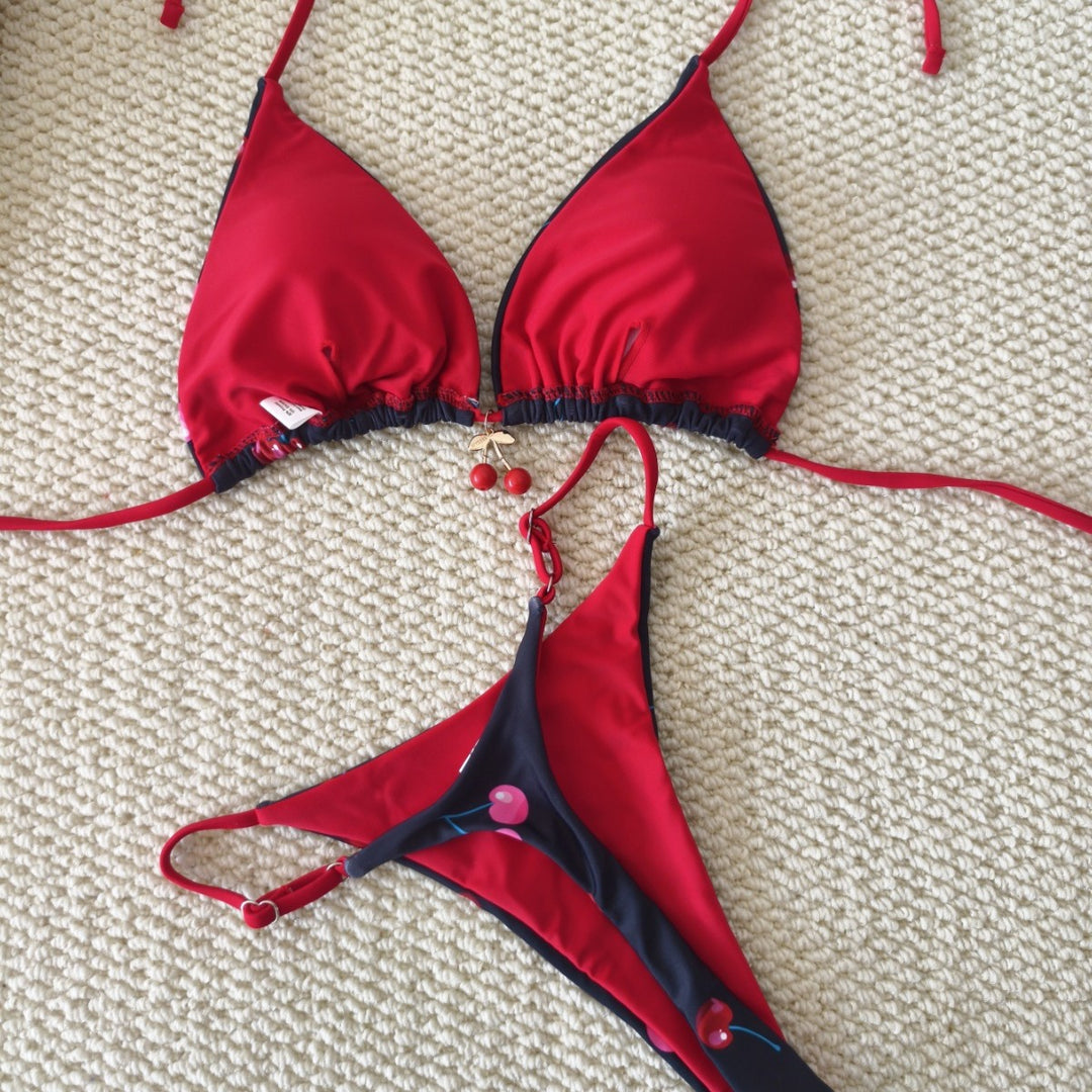 Damen Triangel-Bikini mit verspieltem Kirschenmuster und elastischen Bindebändern Echo Archiv