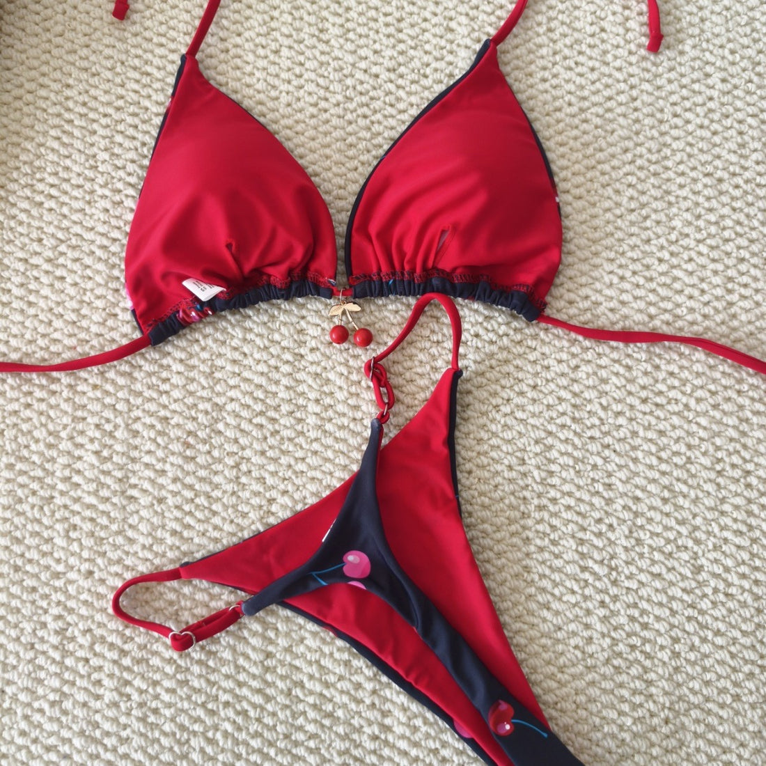 Damen Triangel-Bikini mit verspieltem Kirschenmuster und elastischen Bindebändern – Maréssa