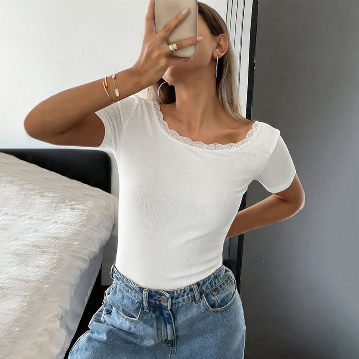 Damen geripptes Kurzarmshirt mit Spitzen-Bootsausschnitt und figurbetonter Stretch-Passform – Avérine