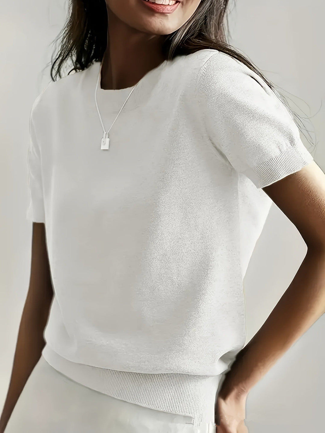 Damen Feinstrickpullover mit Kurzarmiger Silhouette und Weich Fließendem Material Echoarchiv