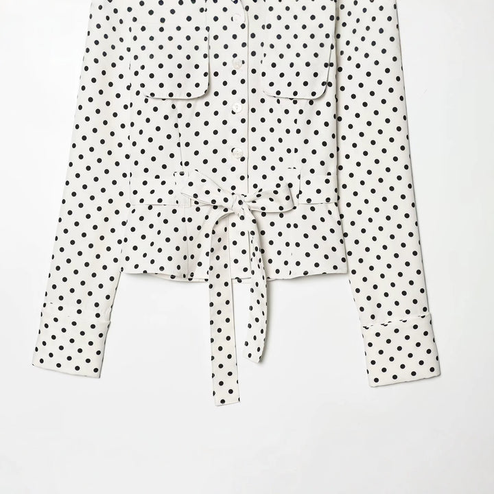 Damen Geknöpfte Hemdjacke mit Stehkragen, aufgesetzten Klappentaschen und Taillengürtel Echo Archiv