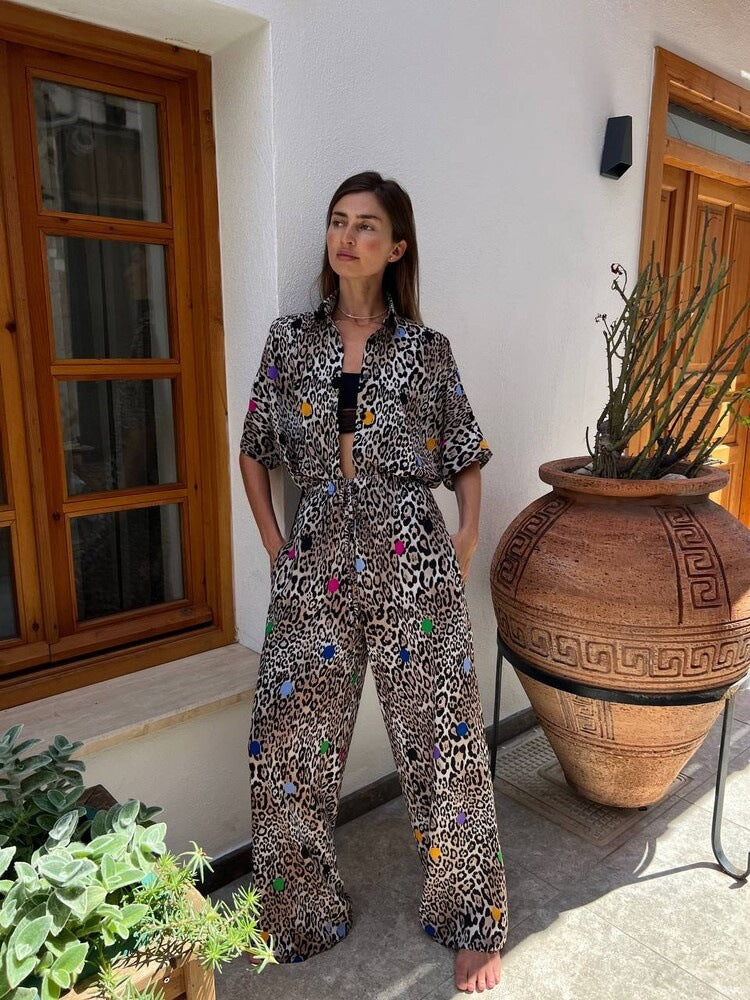Damen zweiteiliges Safari-Print Loungewear-Set mit kurzärmeliger Hemdbluse und weitem hochgeschnittenen Palazzohose – Élanora