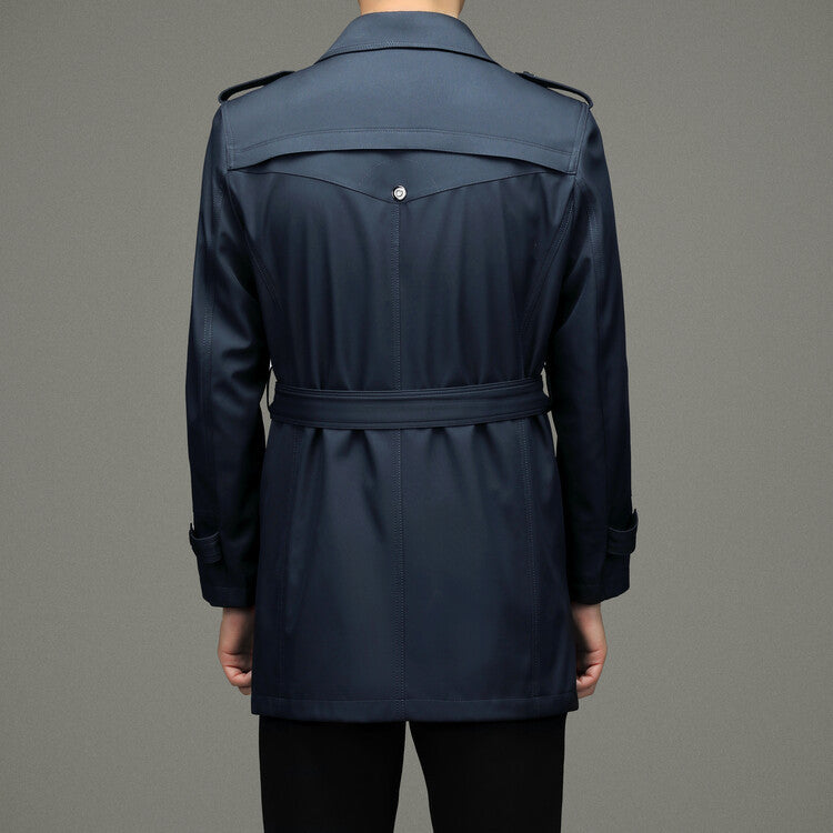 Herren eleganter Trenchcoat mit modischen Details Echoarchiv