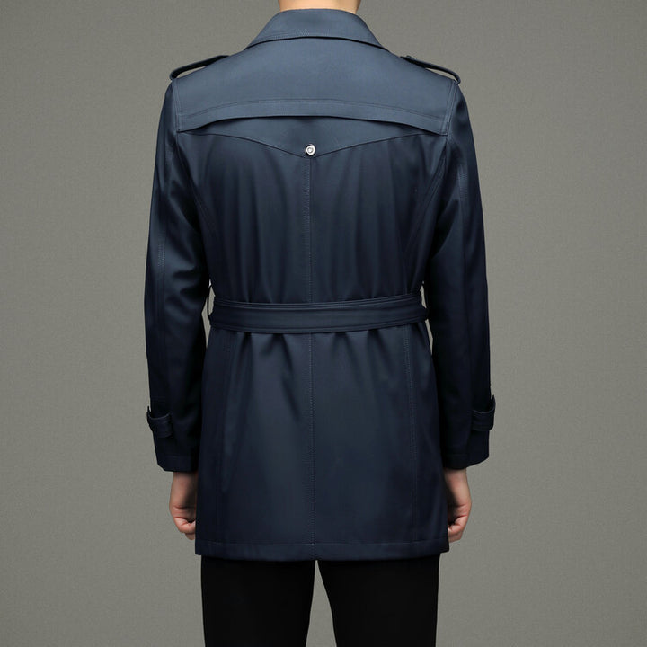 Herren eleganter Trenchcoat mit modischen Details Echoarchiv