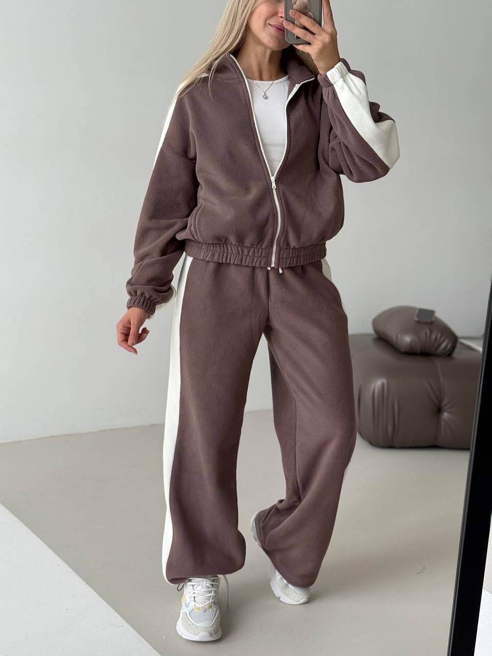 Damen sportlich-elegantes Fleece-Trainingsset mit kurzem Stehkragen-Zip, elastischem Bund und seitlichen Kontrastbahnen – Avérine