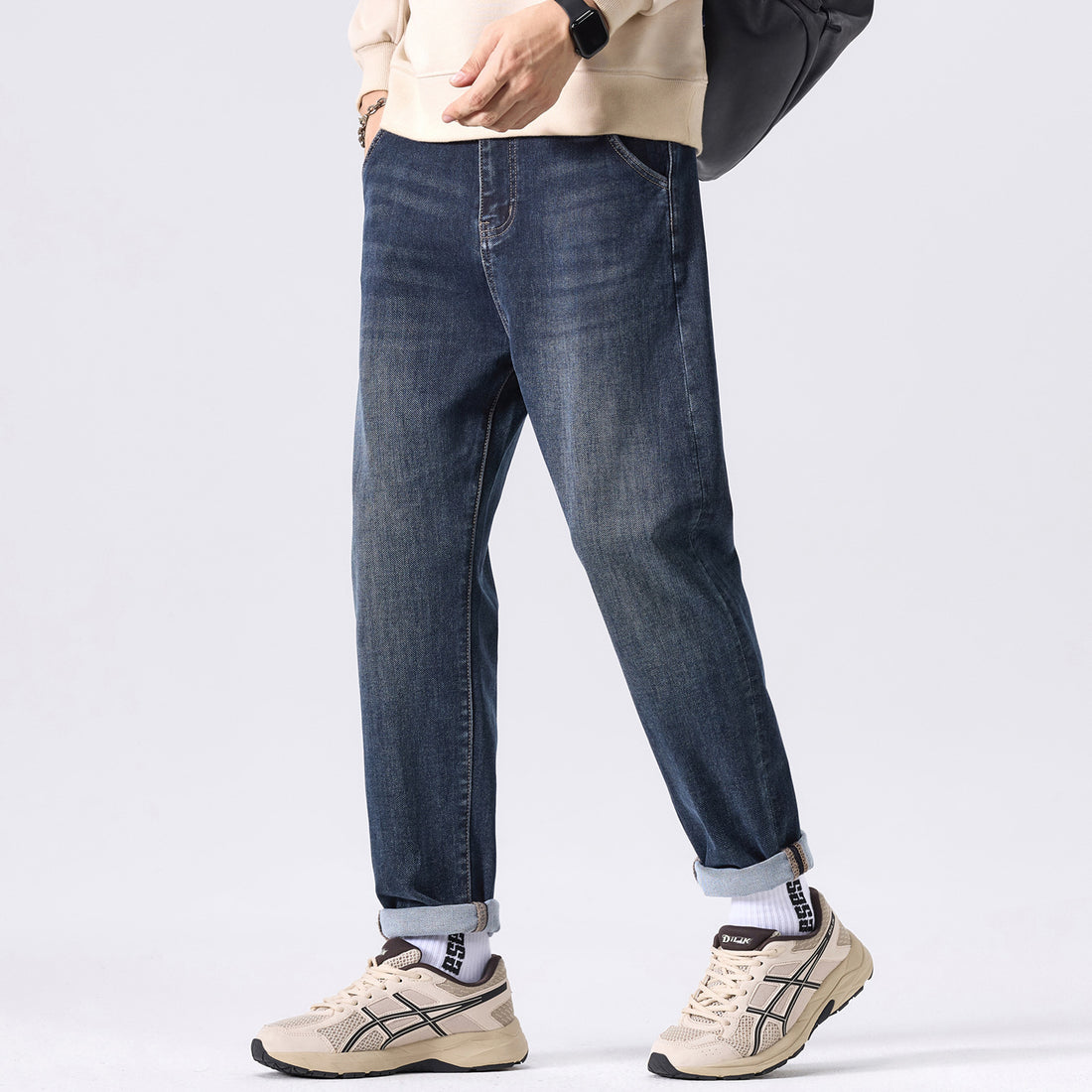 Herren Tapered-Denimhose mit mittelhohem Bund, gekrempeltem Saum und dezenter Used-Waschung Echo Archiv
