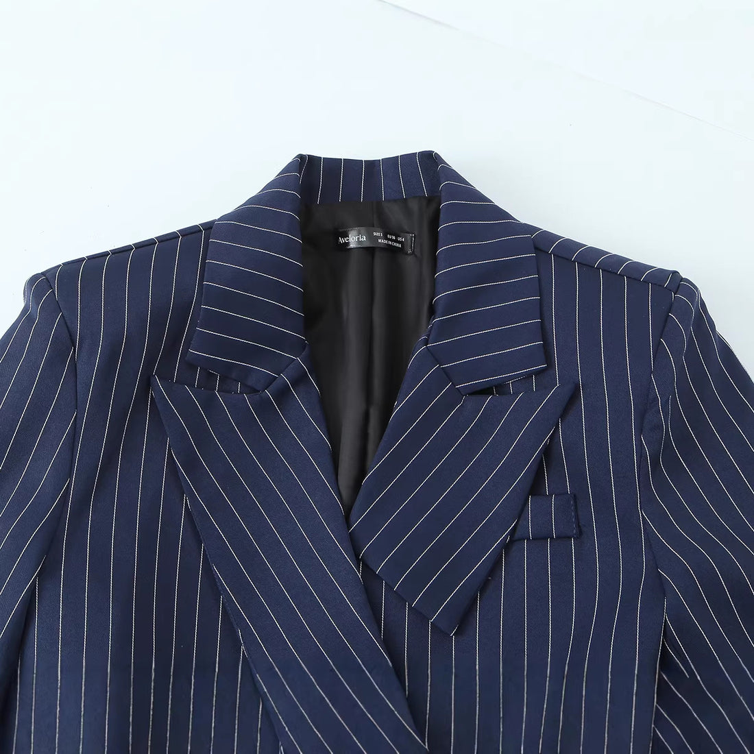 Damen Nadelstreifen-Tailored-Blazer mit markantem Revers, Pattentaschen und taillierter Silhouette Echo Archiv