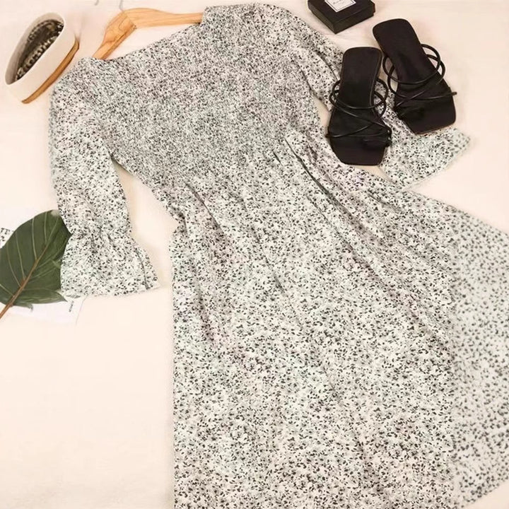 Damen nan lockerfallendes Babydoll-Midikleid mit geraffter Unterbrust, überschnittenen Dreiviertelärmeln und feinem Blumenprint Echo Archiv