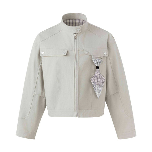 Damen Kurzer Blouson im Fieldstil mit Stehkragen, Brustklappen und abnehmbarem Anhänger Echoarchiv