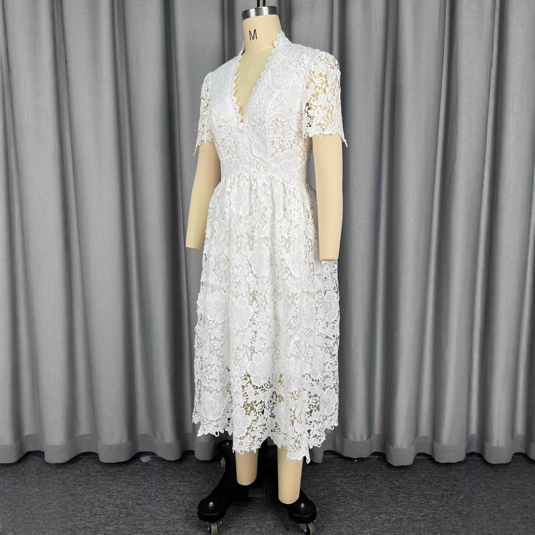 Damen Spitzen-Midi-Kleid mit elegantem V-Ausschnitt und Vintage-Rüschendetails – Élara