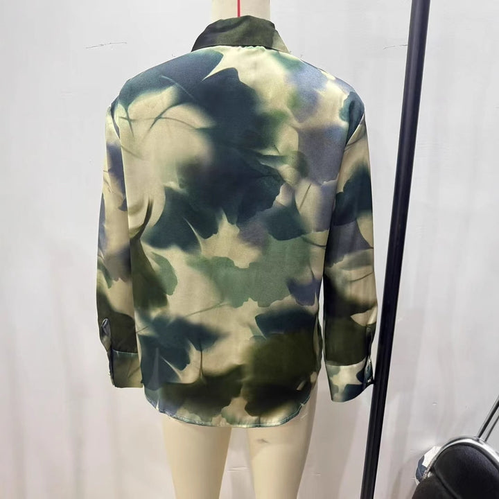 Damen nan seidenähnliche Hemdbluse mit verdeckter Knopfleiste und abstraktem Print Echo Archiv