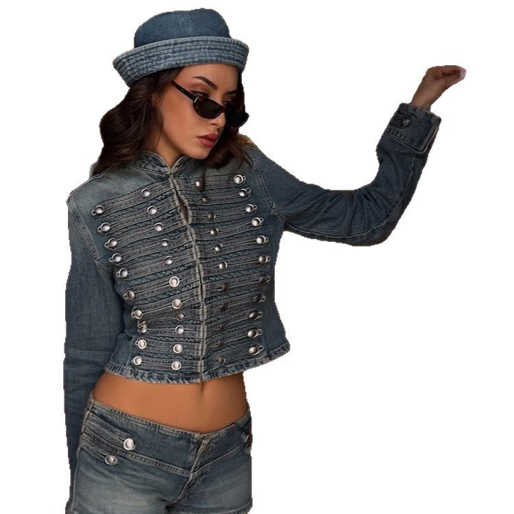 Damen Kurz geschnittene militärisch inspirierte Jeansjacke mit Zierstreifen und Metallknöpfen Echoarchiv
