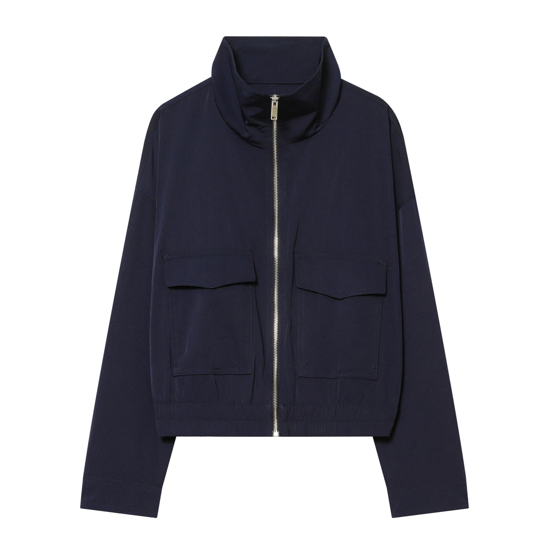 Damen kurze Utility-Blousonjacke mit Stehkragen, aufgesetzten Brustklappen, durchgehendem Reißverschluss und elastischem Saum – Célinea
