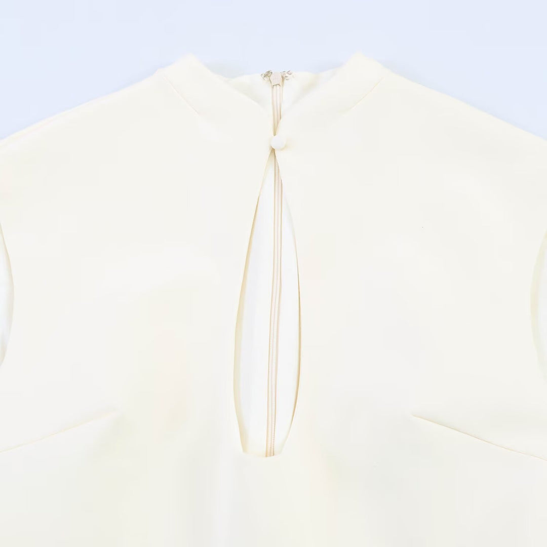 Damen figurbetontes Sommerkleid mit V-Ausschnitt und Rückenschlitz Echo Archiv
