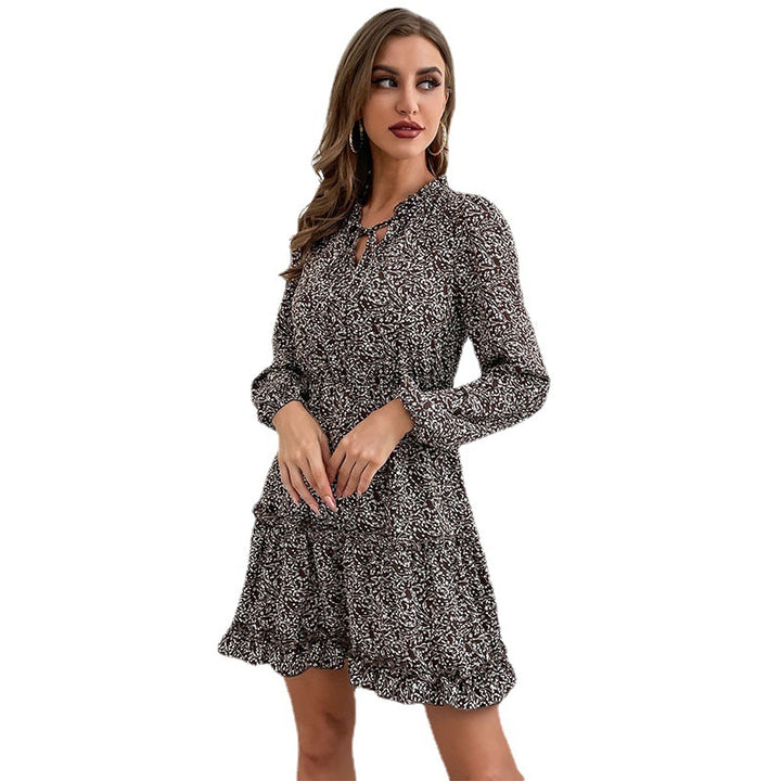 Damen Georgette-Stufenkleid mit Rüschenkragen, V-Ausschnitt und taillierter Silhouette Echoarchiv