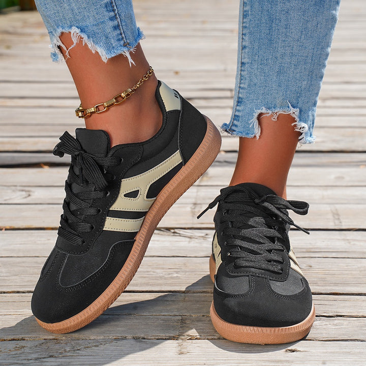 Damen Retro-Sneaker mit Gummisohle, leichtem Textilfutter und Komfortfußbett – Névara