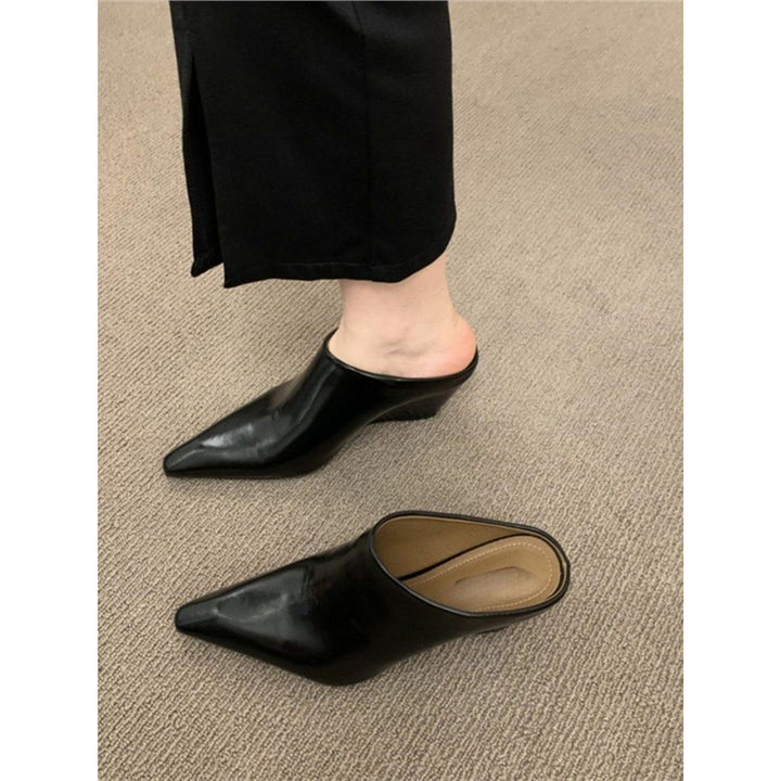 Damen Spitz zulaufende Slip‑On Mules mit skulptiertem Keilabsatz – Avérine