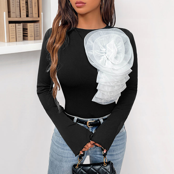 Damen Figurbetonter Body mit asymmetrischer Organza-Blütenapplikation und Glockenärmeln – Bodéline