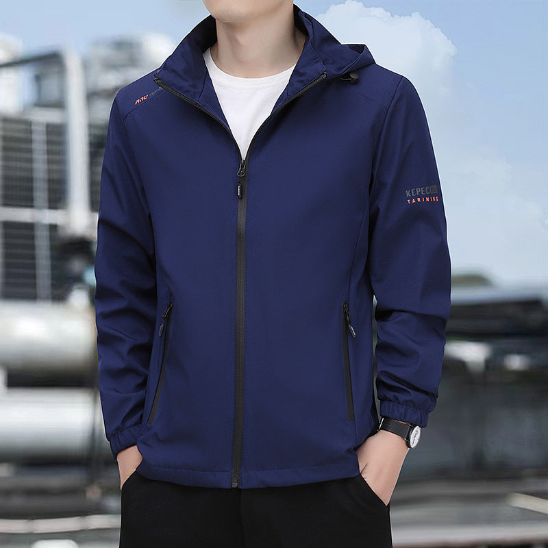 Herren leichte Softshell-Kapuzenjacke mit winddichter Membran, Reißverschluss‑Taschen und elastischen Bündchen Echoarchiv