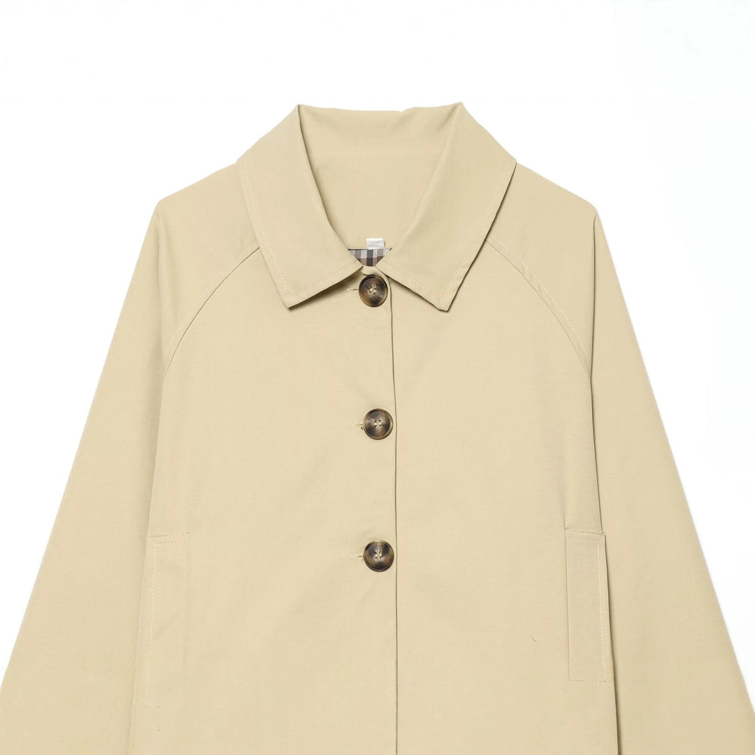 Damen Kurzblouson im Boxy‑Trenchstil mit Raglanärmeln und Hornknöpfen Echoarchiv