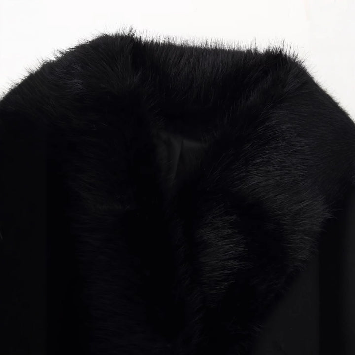 Damen Eleganter Wollmantel mit großem Kunstfellkragen und Bindegürtel Echo Archiv