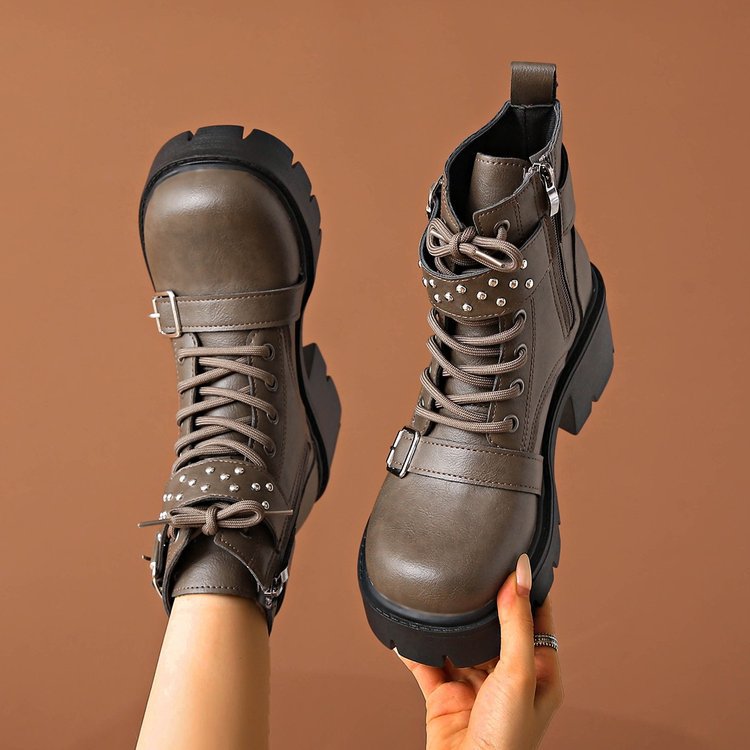 Damen nan robuste Schnür-Bikerboots mit Ziernietriemen, seitlichem Reißverschluss und profilierter Plateausohle Echo Archiv