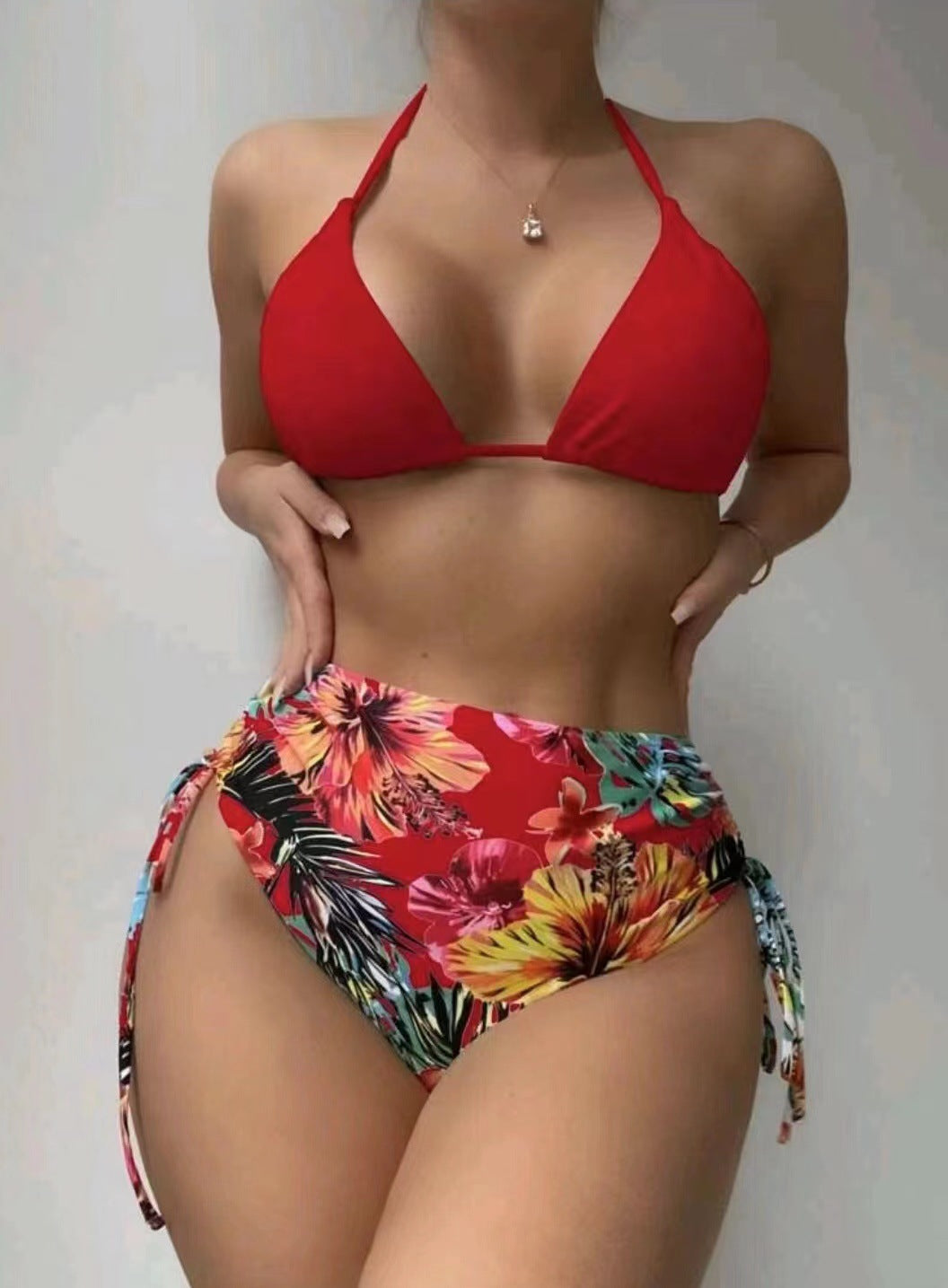 Damen Hochgeschnittener Bikini mit floralem Design und raffiniertem Wickeloberteil Echo Archiv