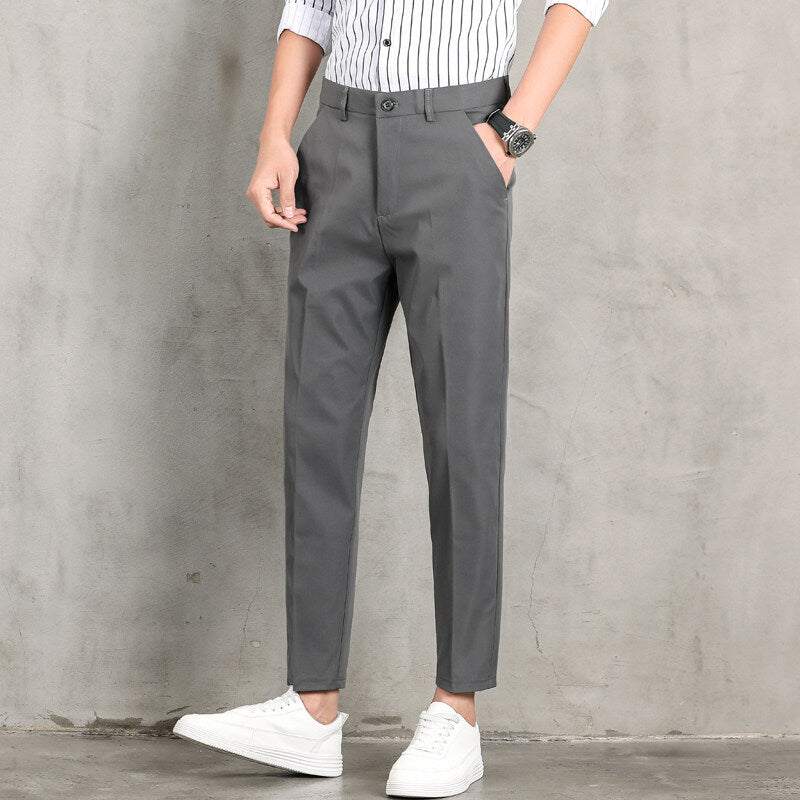 Herren moderneChinohose mit slim fit Schnitt und praktischen Seitentaschen Echoarchiv