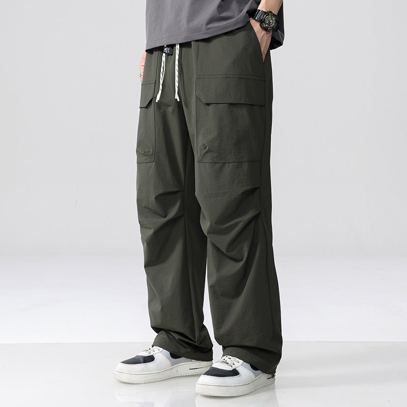 Herren Oversize-Cargohose aus leichtem Funktionsstoff mit Kordelzugbund und Mehrfachtaschen Echoarchiv