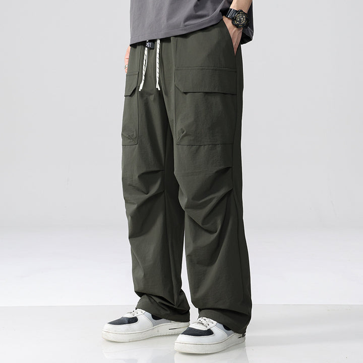 Herren Oversize-Cargohose aus leichtem Funktionsstoff mit Kordelzugbund und Mehrfachtaschen Echoarchiv