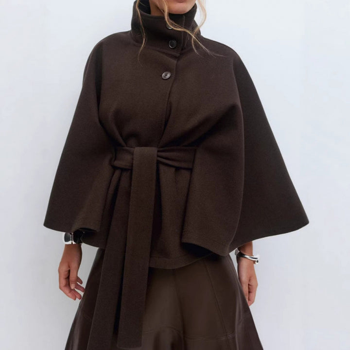 Damen Wollmantel im Cape‑Stil mit Stehkragen und Taillengürtel – Montévia