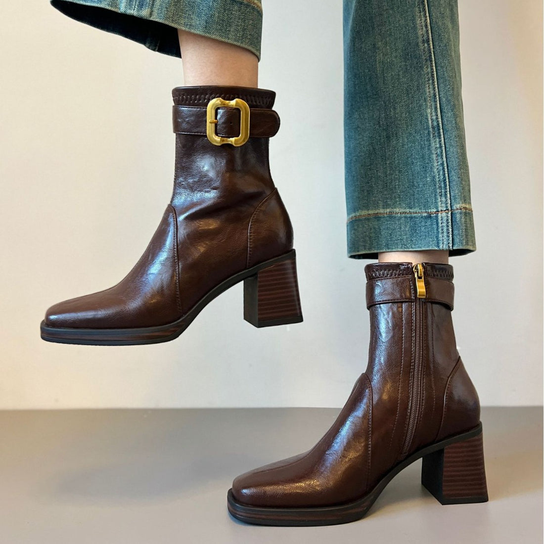 Damen knöchelhohe Glattleder‑Stiefelette mit markantem Blockabsatz, Plateau‑Sohle, seitlichem Reißverschluss und dekorativem Gurt Echo Archiv