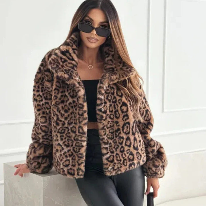 Damen nan kurze Kunstfelljacke mit Wildmuster, V-Ausschnitt und taillierter Silhouette Echo Archiv